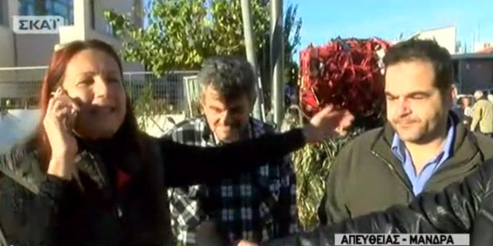 Ένταση on air μετά τις μπουνιές στο δημοτικό συμβούλιο της Μάνδρας [βίντεο]